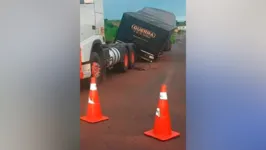 Testemunhas informaram a Polícia Militar que havia uma carreta tombada a cerca de 10 km da cidade de Conceição do Araguaia