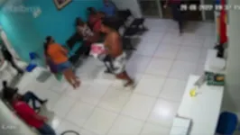 Vídeo flagrou o exame momento em que o recém-nascido é resgatado por um homem.