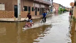 Imagem ilustrativa da notícia Cheia do rio já chegou ao centro do bairro Santa Rosa