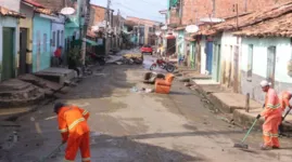 Nas ruas que foram alagadas, as equipes de limpeza do SSAM (Serviço de Saneamento Ambiental de Marabá) continuam o trabalho de retirada de entulhos das vias
