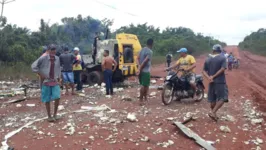 O veículo foi abandonado em uma estrada de terra.