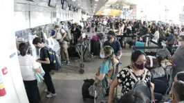 Aeroporto de Belém lotado e com muitos passageiros pegos de surpresa