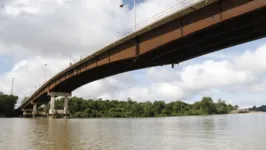 Pilar da ponte desaba, após balsa colidir com a estrutura.