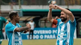 Dioguinho comemora com Ricardinho o segundo gol do Paysandu na vitória por 3 a 0 contra a Tuna.