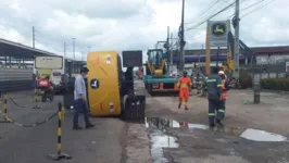 Por conta do acidente, uma pista da via foi interditada