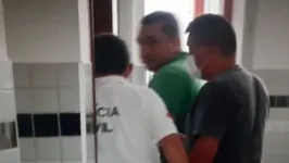 O suspeito foi preso na casa de uma das vítimas