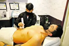 Daniel Sales, esteticista e biomédico, realizando procedimento estético (Jato de Plasma) no paciente Raul Moreira.