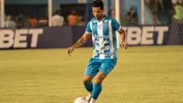 Lateral se destaca nas assistências com a camisa bicolor.