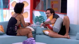 Os dois conversaram na área externa da casa.