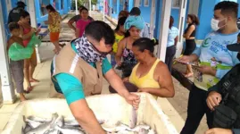 Todo o pescado apreendido é doado a instituições e a moradores de áreas carentes