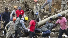 Bombeiros, moradores e voluntários trabalham no local do deslizamento no Morro da Oficina, após a chuva que castigou Petrópolis