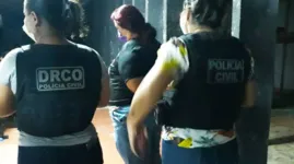 No momento da ação policial, a investigada estava em uma manifestação disfarçada com uma peruca loira, tendo inclusive trocado de roupa e retirado a peruca