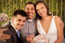 Padre que celebrou casamento também foi o responsável pela cerimônia de sepultamento do casal.