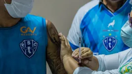 Jogadores estão com as vacinas em dia, mas João Paulo, Yure, Marlon, Genilson, Ricardinho e Robinho testaram positivo