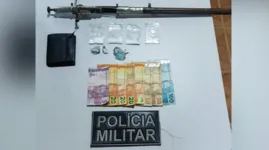 Foi encontrado com o homem, 7,3 gramas de entorpecentes, sendo 6 gramas de cocaína e 1,3 gramas de crack, e R$ 285 em seus bolsos