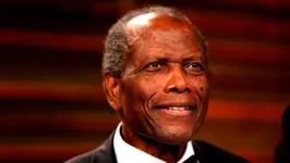 Poitier ganhou seu Oscar de melhor ator por Uma Voz nas Sombras em 1963, interpretando um faz-tudo que ajuda freiras alemãs a construir uma capela no deserto