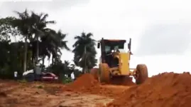 Máquinas e homens executam o serviço de terraplanagem para implantação do prédio que será uma referência no serviço de atendimento de saúde da Região da PA-279