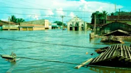 A enchente recorde de 1980 é marcada pelas obras da hidrelétrica que ainda estavam na ensecadeira principal, antes do início da concretagem da barragem.