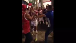 Momento em que Kieza parte para agressão contra um suposto membro da torcida organizada do Timbu.