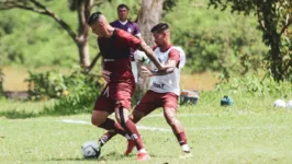 Volantes Marciel e Pingo (de colete branco) em disputa com bola, em treino realizado no Clube do Remo