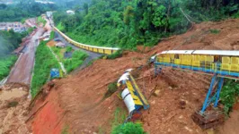 O deslizamento de terras destruiu parte da estrutura da trilha de trem que faz o transporte de minérios.