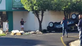 Imagem ilustrativa da notícia Carro funerário capota e caixão com corpo "voa"; assista!