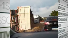 Um dos caminhões que tombou estava carregado com seixo.