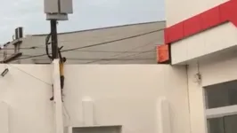 Homem é flagrado roubando fios de energia na Pedreira.