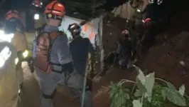 Corpo de Bombeiros atuando no resgate do local 
