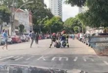Imagem ilustrativa da notícia Vídeo: homem surta e PM fecha quarteirão na Senador Lemos