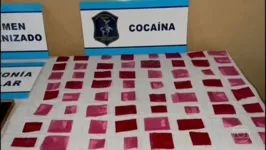 Os envelopes com o conteúdo rosado eram vendidos a 200 pesos (R$ 10) na localidade de casas simples e inacabadas de Puerto 8