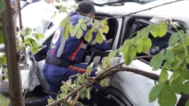 Imagem ilustrativa da notícia Video: Motorista fica preso em ferragens após acidente grave