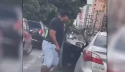 Homem desce armado do carro, ameaça trabalhador no chão e vai embora em seguida.