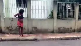 Mulher olha para o filho momentos após o bebê chegar ao mundo