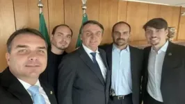 Clã Bolsonaro com filiação em diferentes partidos está entre os destaques da coluna Esplanada. 