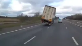 Caminhão tomba em rodovia no Reino Unido após rajada de vento.
