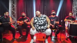 Ramiro Travassos é cantor, intérprete e músico que iniciou sua trajetória na música ao participar das rodas de samba que aconteciam às segundas-feiras no bairro da cidade nova VI, conhecidas como “Samba da Feira”, muito popular na região.