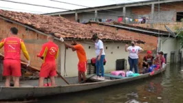 Bombeiros e membros do projeto "Resgatando e doando com amor" no Bairro Santa Rosa 