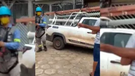 Após o atentado, populares cercaram o carro para ajudar os trabalhadores