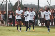 Ao lado de Felipe Gedoz, Erick Flores comemora um dos gols do Remo diante da Seleção de Canaã dos Carajas.