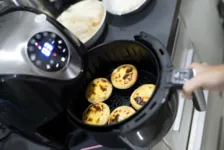 O próprio nome já indica a forma como o preparo ocorre. Em inglês, air significa “ar” e fryer “fritadeira”, ou seja, a comida é “frita” utilizando um ar muito quente. 