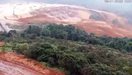 Câmeras registraram o momento em que o dique transbordou.