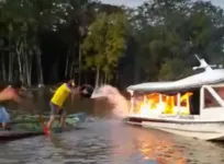 Ribeirinhos tentaram apagar as chamas com a própria água do rio