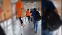 Os passageiros tiveram que esperar quatro horas para embarcar.