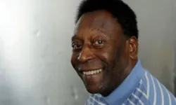 Pelé publica mensagem de ano novo e afirma: 'Pronto para a próxima partida'
