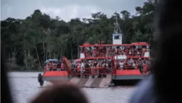 A travessia está sendo realizada com o apoio de um ferryboat e uma balsa. 