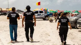 A PC realizou fiscalizações em bares e restaurantes da praia do Atalaia