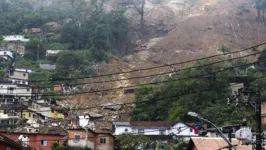 Bombeiros, moradores e voluntários trabalham no local do deslizamento no Morro da Oficina, após a chuva que castigou Petrópolis, na região serrana fluminense