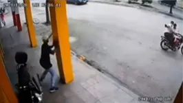 Homem se protegeu das balas atrás de uma coluna