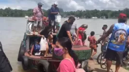 A população está procurando maneiras para se deslocar após o acidente na Ponte de Outeiro.